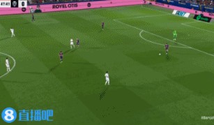 离大谱！费兰后点无人盯防近距离射门中柱