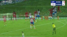 门将毫无反应！段刘愚任意球直接破门，西海岸1-0领先梅州