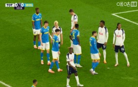 热刺0-1落后狼队！狼队角球机会，圣地亚哥·布埃诺补射得手